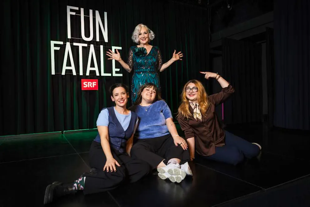 «Fun Fatale» – das neue SRF-Stand-up-Format mit Moderatorin Andrea Fischer Schulthess. Und in der Folge 4 von «Fun Fatale» präsentiert Andrea Fischer Schulthess die Komikerinnen Gülsha Adili, Theresa Reichl und Jovana Nikic (von links).