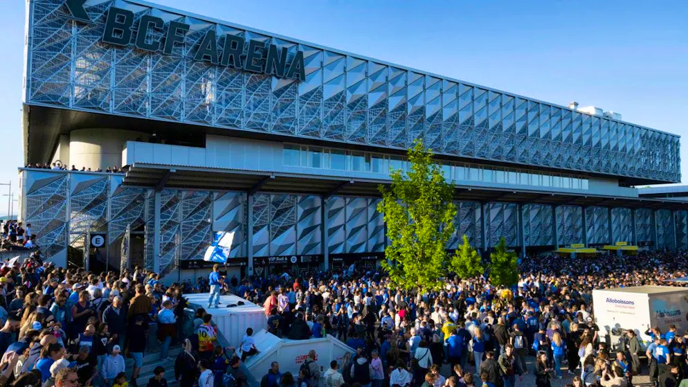 Several thousand people gathered in front of and around the Fribourg ice hockey stadium on Thursday evening.