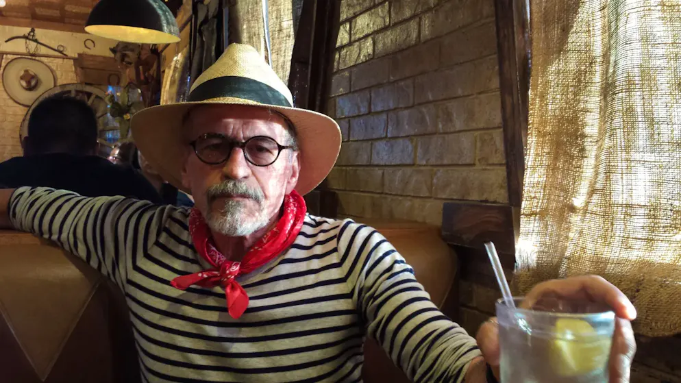 Rätsel um verschwundene oder gestorbene Expert*innen in den USA. Auch Anthony Chavez hat bis zu seiner Pension 2017 im Los Alamos National Laboratory im Bundesstaat New Mexico gearbeitet, das wegen des Manhattan-Projekts 1943 gegründet worden ist. Der 78-Jährige verschwindet am 8. Mai 2025 spurlos. Sein Portemonnaie, Handy und die Schlüssel bleiben in seinem Haus in Los Alamos zurück.