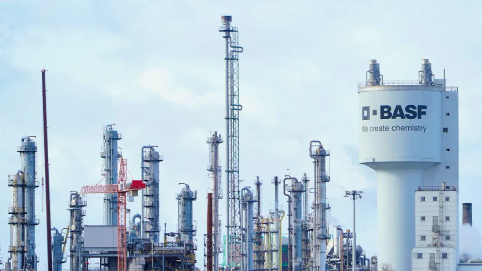 Der Chemiekonzern BASF hat auch im ersten Quartal den Wettbewerbsdruck zu spüren bekommen. Der Umsatz schrumpfte im Jahresvergleich um drei Prozent auf 16 Milliarden Euro. (Archivbild)