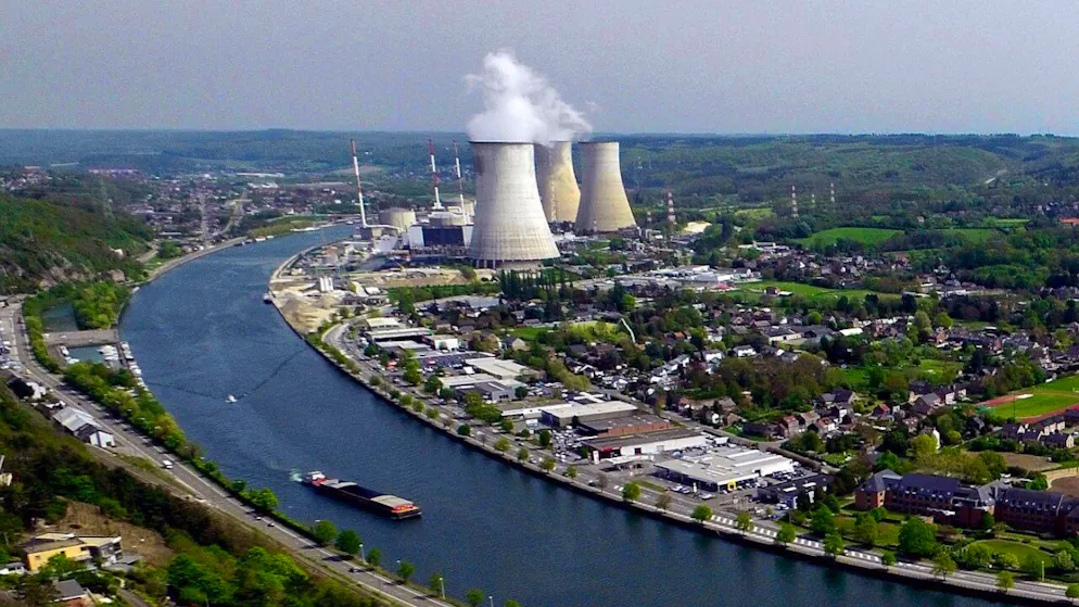 ARCHIV – Das Atomkraftwerk Tihange steht am Ufer der Maas. Foto: Eric Lalmand/belga/dpa/Archivbild