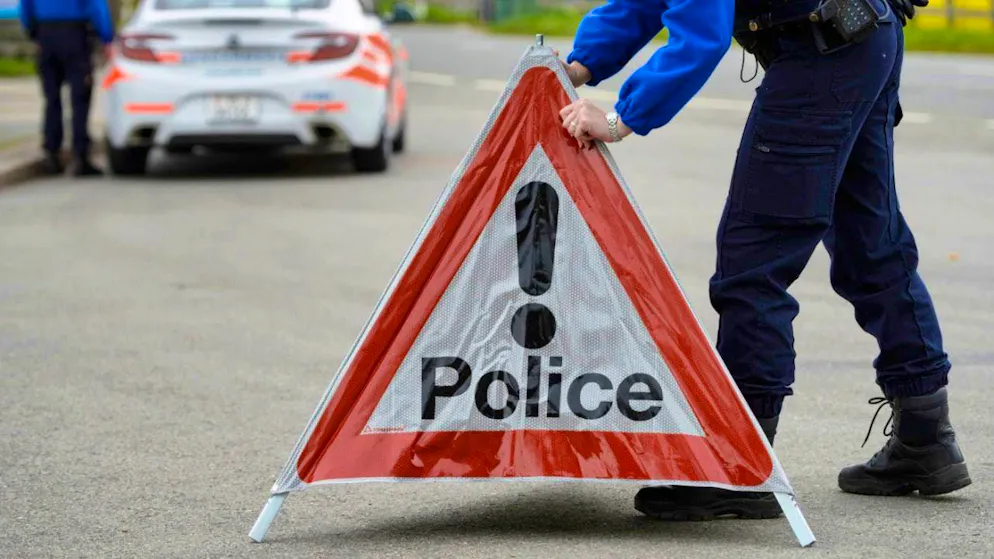 After a head-on collision near Les Clées in the canton of Vaud, the 18-year-old driver who left her lane died at the scene.