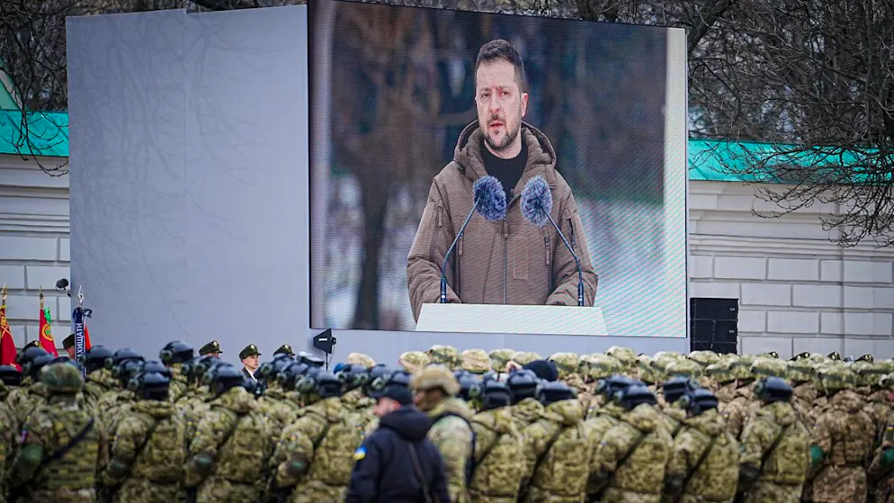 ARCHIV – Wolodymyr Selenskyj, Präsident der Ukraine, spricht bei einer Militärparade zu Soldaten. Foto: Kay Nietfeld/dpa/Archivbild