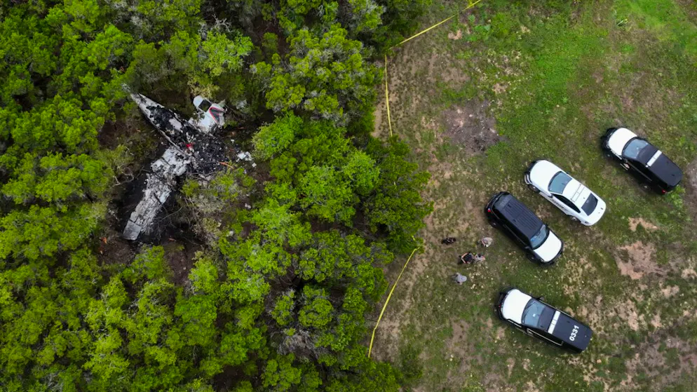 Eine abgestürzte Cessna liegt in einem Waldgebiet an der Round Rock Road. Foto: Jay Janner/Austin American-Statesman/AP/dpa – ACHTUNG: Nur zur redaktionellen Verwendung im Zusammenhang mit der aktuellen Berichterstattung und nur mit vollständiger Nennung des vorstehenden Credits