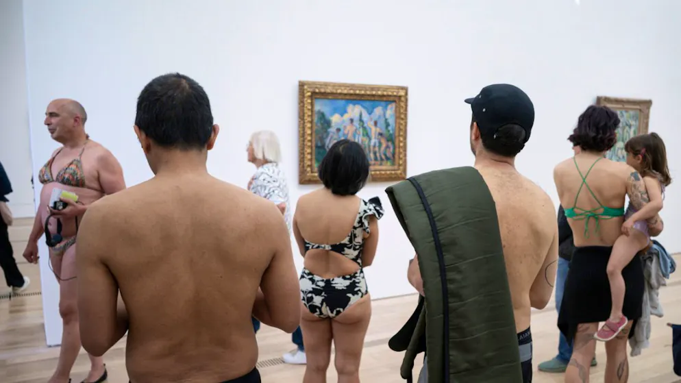 Besuchende in Badekleider begutachten ein Bild von Paul Cézanne. Wer am Freitag in Badekleidung erschien, erhielt in der Fondation Beyeler einen Gratiseintritt.