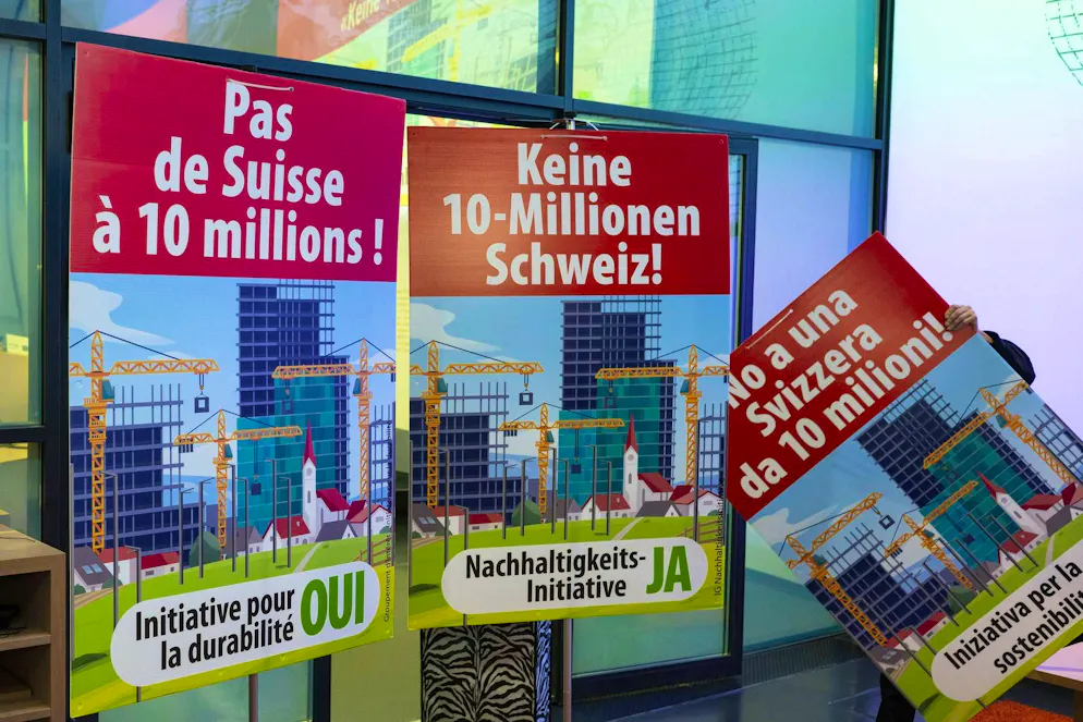 Des affiches de l'UDC sur Pas de Suisse à 10 millions, initiative pour le développement durable, se trouvent au centre des médias le mardi 24 mars 2026 à Berne. (KEYSTONE/Peter Schneider)