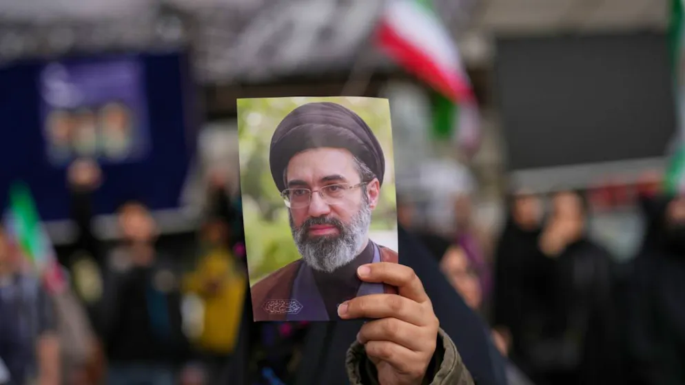 ARCHIV – Ein Demonstrant hält ein Bild von Modschtaba Chamenei, Irans neuem Religionsführer und Staatsoberhaupt, während einer Versammlung nach der Ankündigung einer zweiwöchigen Waffenruhe mit den Vereinigten Staaten und Israel. Foto: Francisco Seco/AP/dpa