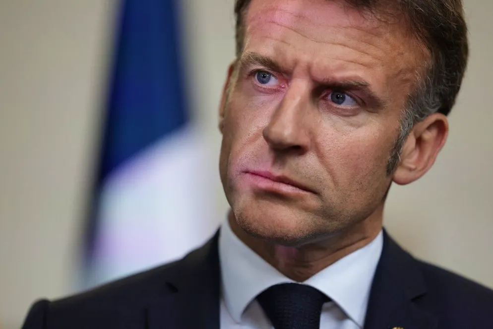 Avec le pari raté de la dissolution en 2024, Emmanuel Macron, privé de majorité et de marges de manoeuvre sur la scène intérieure, est aussi apparu très tôt en sursis sachant qu'il ne pourra pas se représenter en 2027 (archives).