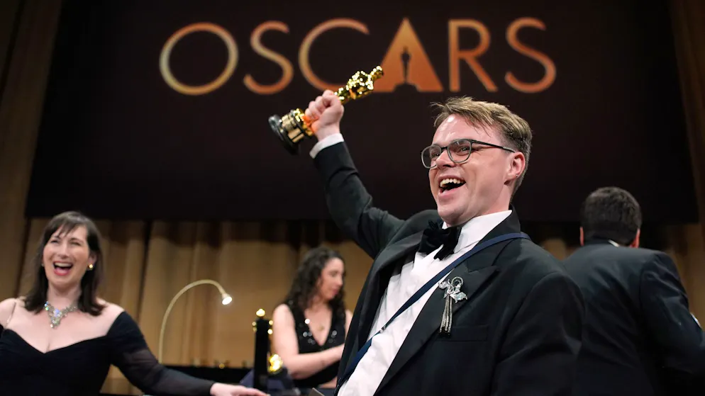Der Oscar, den Talankin hier voller Stolz in die Luft hält, ging auf dem Weg nach Frankfurt verloren. 