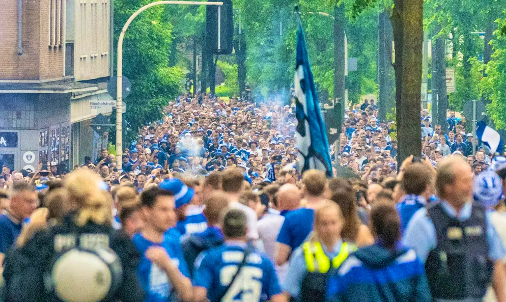 Promotion perfect: Schalke 04 returns to the Bundesliga - Gallery. Thousands of Schalke supporters went to the arena together on Saturday.