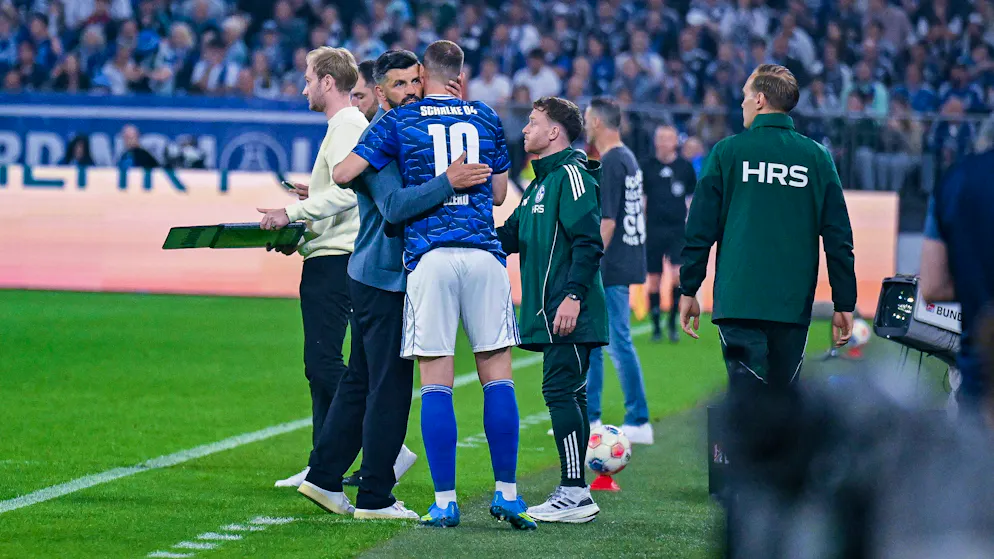  Trainer Miron Muslic herzt Edin Dzeko.