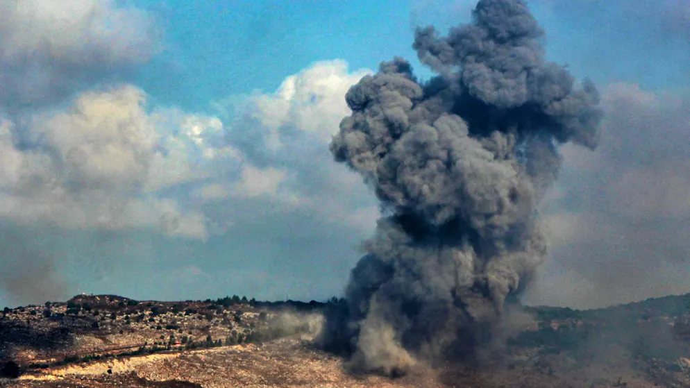 Schwarze Rauchschwaden steigen nach einem israelischen Luftangriff auf einen mutmasslichen Hisbollah-Stützpunkt am Rande der südlibanesischen Stadt Nabatieh auf. Foto: STR/dpa