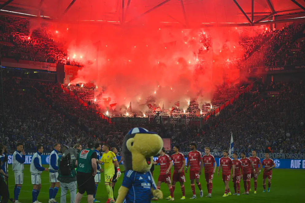 Aufstieg perfekt: Schalke 04 kehrt in die Bundesliga zurück – Gallery. Ein Fussballabend mit packender Atmosphäre. 