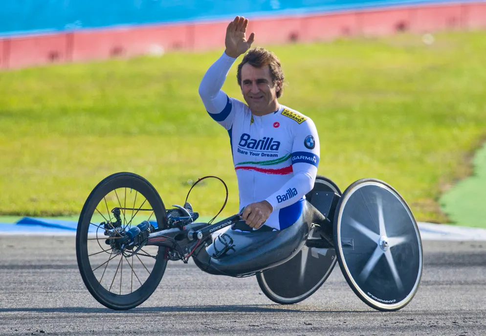 È morto Alex Zanardi - Gallery. Dopo il tragico incidente del 2001, in cui ha perso entrambe le gambe, Alex Zanardi non ha mai lasciato il mondo dello sport, avendo successo soprattutto nell'handbike.
