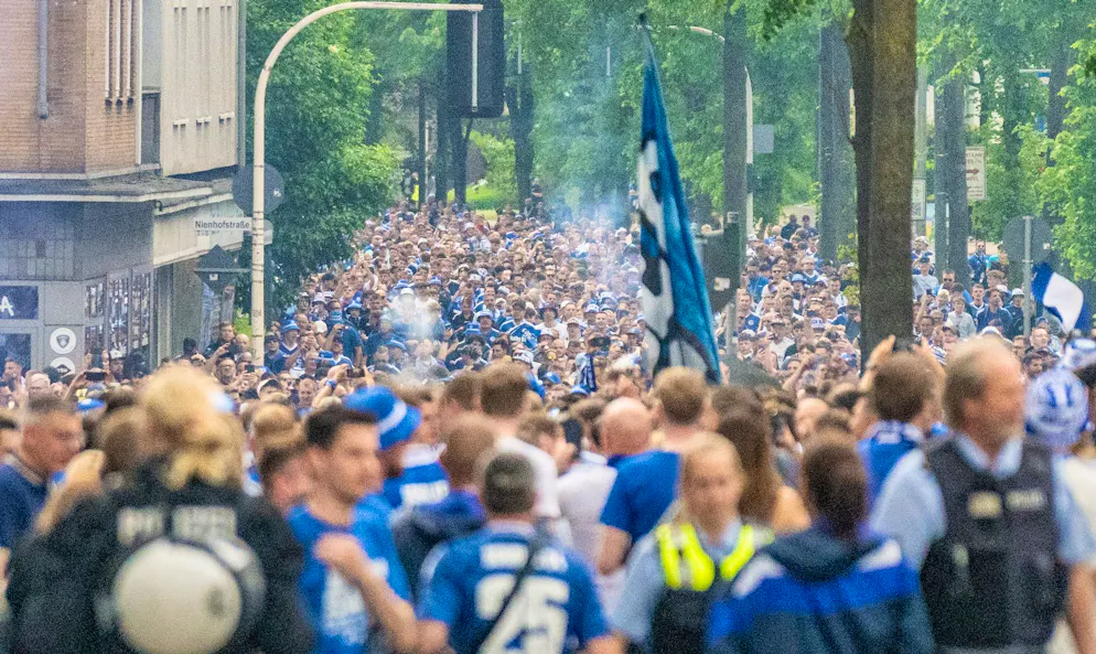 Aufstieg perfekt: Schalke 04 kehrt in die Bundesliga zurück – Gallery. Tausende Schalker Anhänger gingen am Samstag gemeinsam zur Arena.