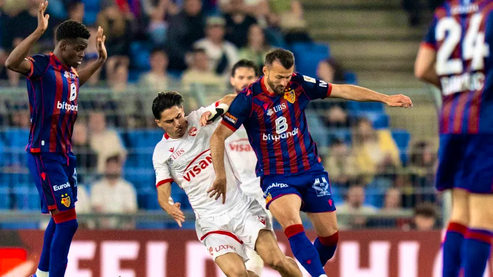 Basel striker Albian Ajeti, in a duel with Nils Reichmuth, prevented Thun's championship celebrations for the time being