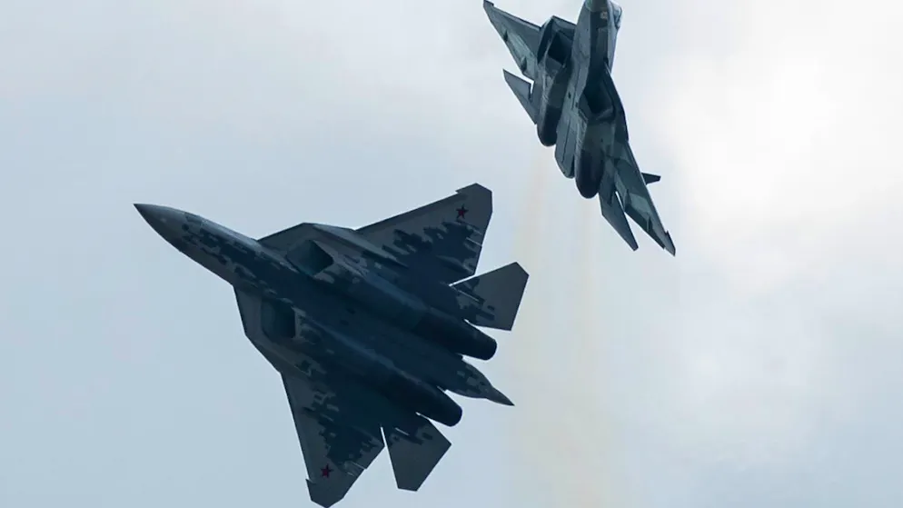 Zwei Kampfflugzeuge des Typs Suchoi Su-57 der fünften Generation fliegen bei der Internationalen Luft- und Raumfahrtmesse (MAKS). Foto: Pavel Golovkin/AP/dpa