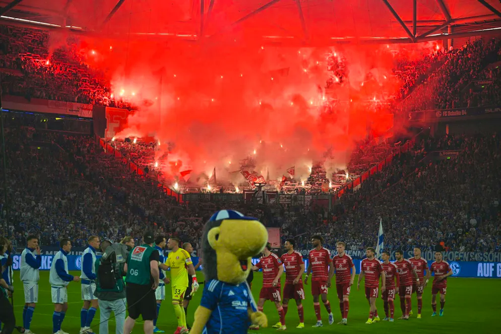 Promotion perfect: Schalke 04 returns to the Bundesliga - Gallery. An evening of football with a gripping atmosphere. 