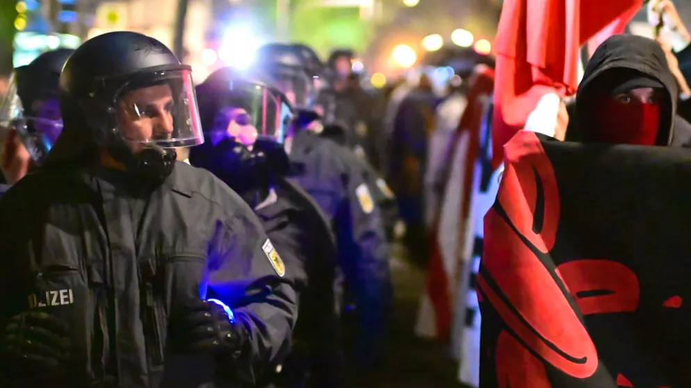 Polizisten begleiten den Schwarzen Block.bei der Demonstration «Revolutionärer 1. Mai – Freiheit. Frieden. Solidarität.». Am 1. Mai finden bundesweit mehrere Demonstrationen und Veranstaltungen statt. Foto: Sebastian Gollnow/dpa