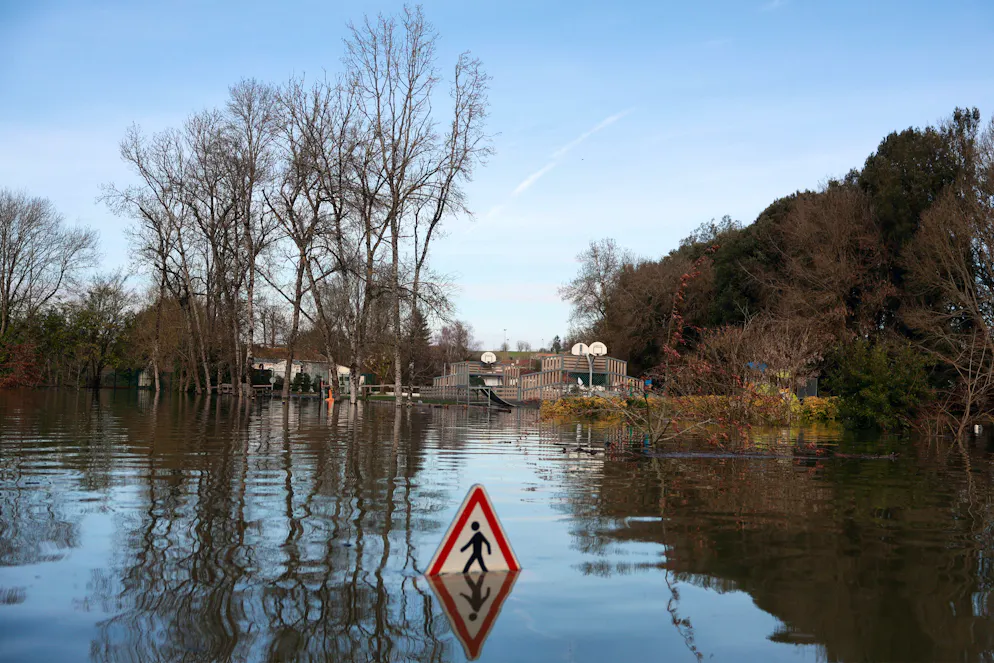 (ARCHIVES) Un panneau de signalisation est partiellement submergé dans une rue inondée à la suite de fortes pluies qui ont provoqué la crue de la Charente à Chaniers, dans le sud-ouest de la France, le 20 février 2026. (Photo : ROMAIN PERROCHEAU / AFP)