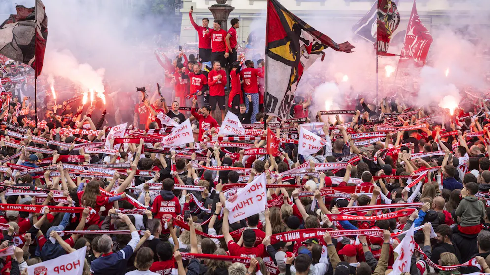 Meisterhelden von Fans empfangen. In der Thuner Altstadt steigt die grosse Titelparty