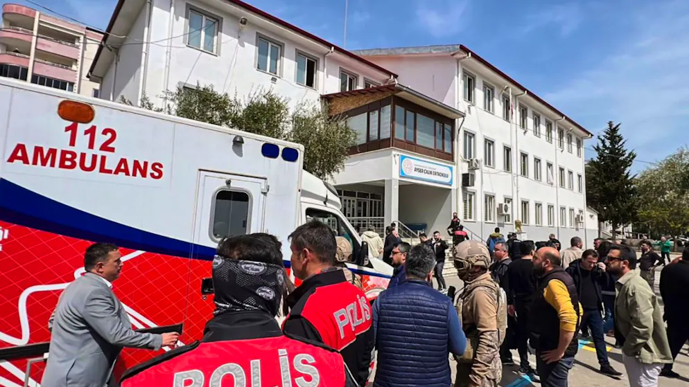ARCHIV – Türkische Sicherheitskräfte und Rettungskräfte stehen auf dem Hof einer Sekundarschule, auf die ein Angreifer das Feuer eröffnet hat. Foto: IHA/IHA via AP/dpa