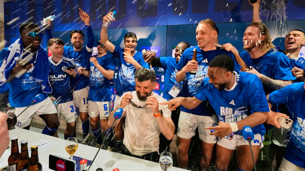 Schalke-Trainer Miron Muslic wird bei der Pressekonferenz von den Spielern gefeiert