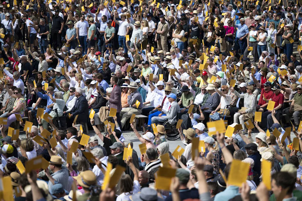 Abstimmung an der Landsgemeinde am Sonntag, 3. Mai 2026 in Glarus. Die Versammlung, die jedes Jahr am ersten Mai-Sonntag stattfindet, ist das oberste gesetzgebende Organ des Gebirgskantons. Sie ist eine Mischung aus Volksabstimmung und Parlament. (KEYSTONE/Gian Ehrenzeller)