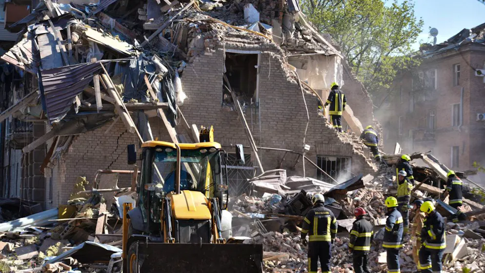 ARCHIV – Rettungskräfte räumen in Dnipro die Trümmer eines durch einen russischen Angriff zerstörten Wohnhauses weg. Foto: Mykola Synelnykov/AP/dpa/Archivbild