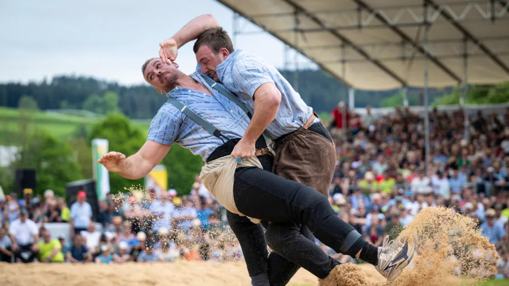 Damian Ott (rechts) mit dem entscheidenden Angriff gegen Samuel Giger