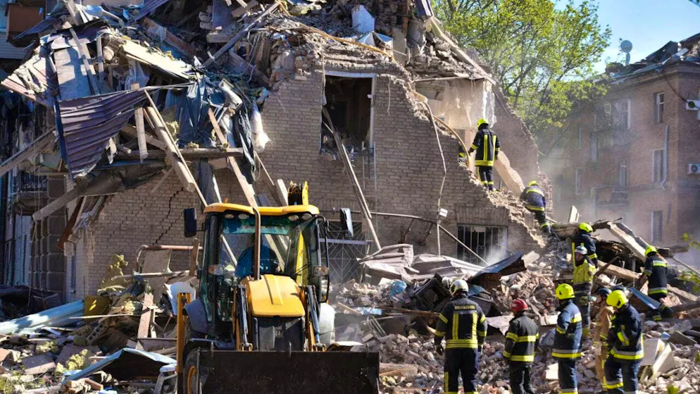 ARCHIVE - Rescue workers in Dnipro clear away the rubble of a residential building destroyed by a Russian attack. Photo: Mykola Synelnykov/AP/dpa/Archive photo