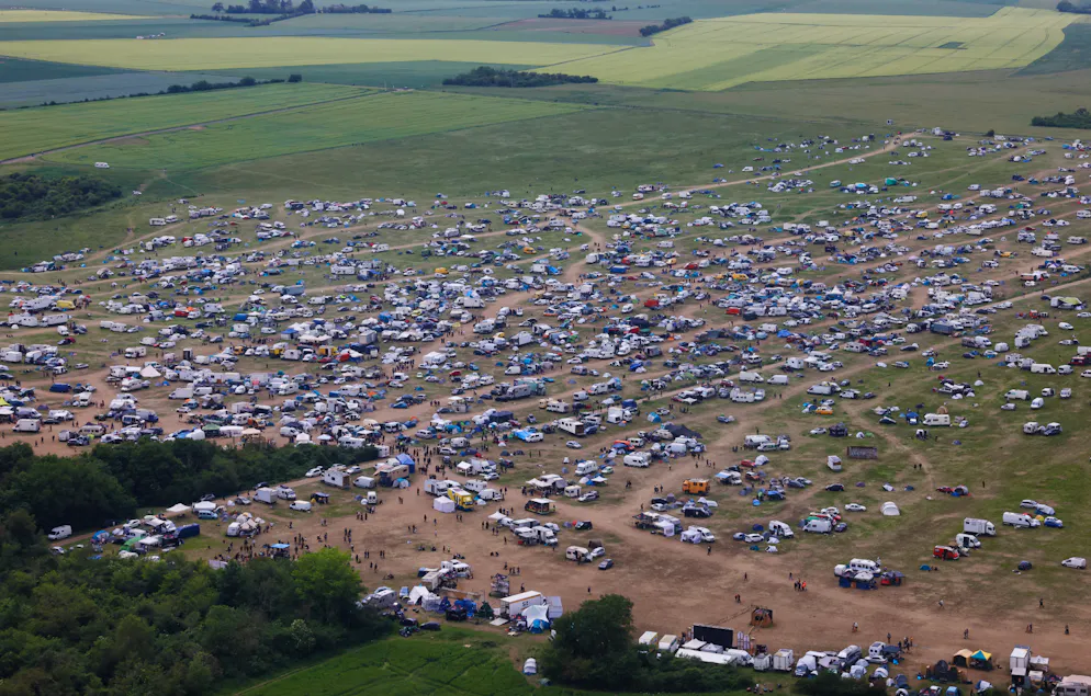 Une vue aérienne montre le site d'une rave « teknival » organisée sur une base militaire à Cornusse, près de Bourges, dans le centre de la France, le 3 mai 2026. Entre 17 000 et 40 000 personnes participent à cette fête gratuite qui se déroule, sans incident majeur, depuis le 1er mai 2026. Ce rassemblement intervient alors que le Parlement français cherche à durcir la législation contre les raves non autorisées, en instaurant des peines de prison pour les organisateurs et des amendes pour les participants. (Photo de Kenzo TRIBOUILLARD / AFP)