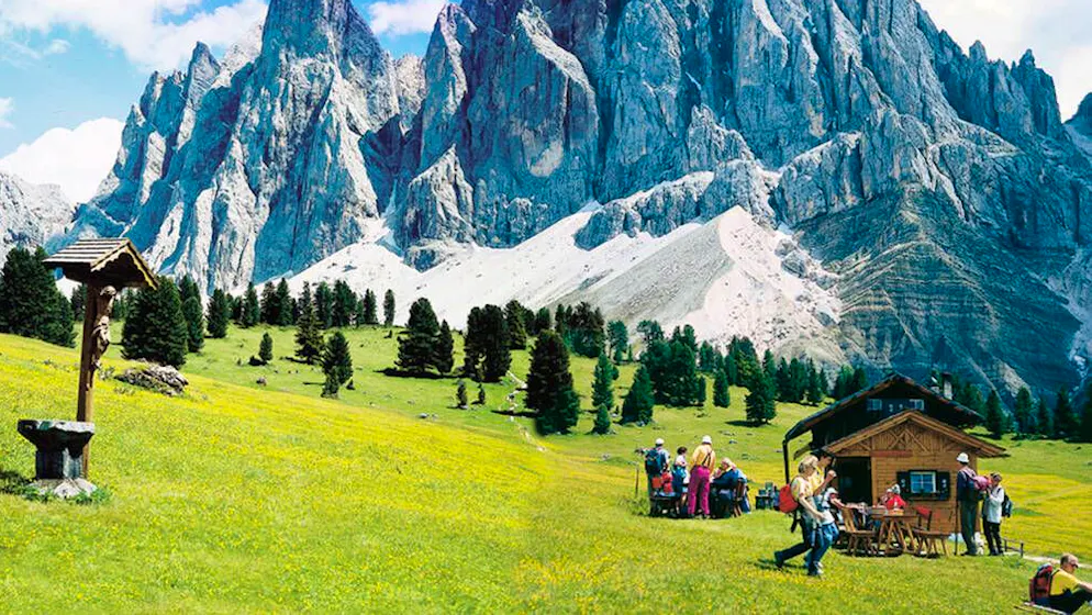 The fight against overtourism. Dolomites village locks out tourists