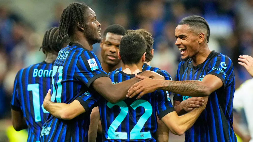 Inter Mailand mit Manuel Akanji (ganz rechts) sichert sich vorzeitig die italienische Meisterschaft.
