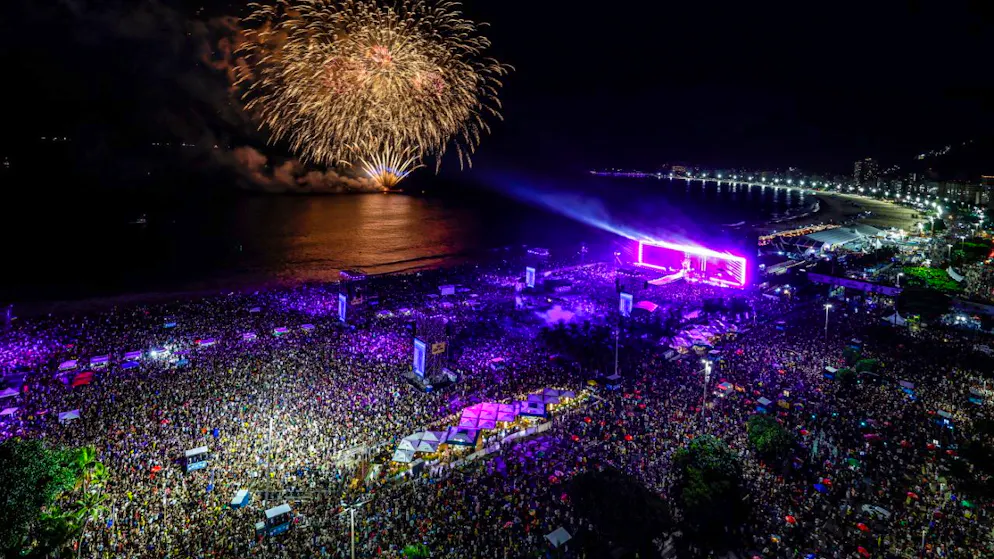 La spiaggia di Copacabana sabato sera in occasione dell'esibizione della cantante colombiana.