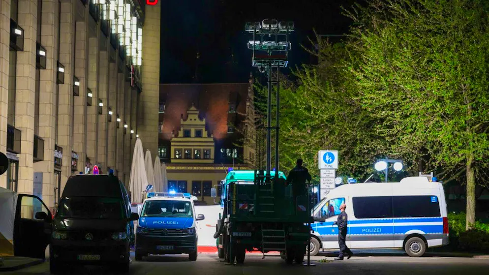 Police officers erect a light pole next to the screen in front of the vehicle in Grimmaische Strasse. A car has driven into several people in Leipzig. According to the police, several people are injured. Photo: Jan Woitas/dpa