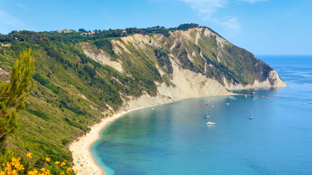 Trotzdem ist er ausgebucht. An diesem Italien-Traumstrand zahlst du jetzt 3000 Euro für einen Sonnenschirm