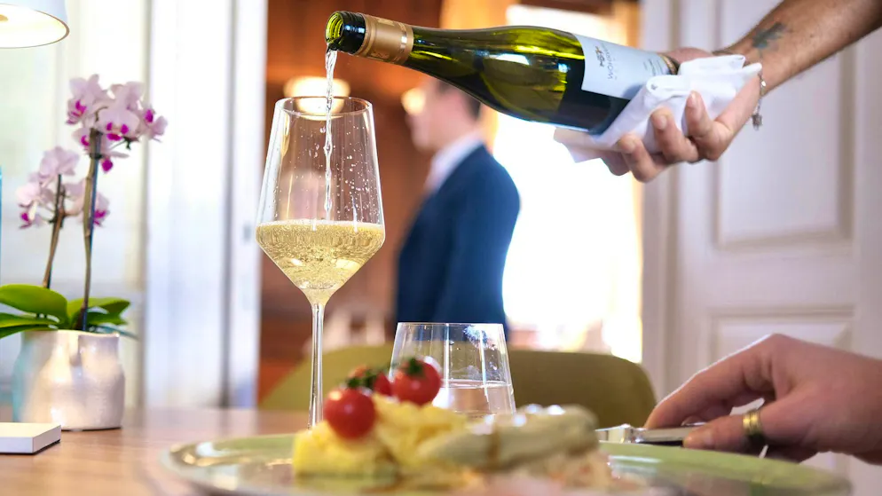 Il vino è stato a lungo la più importante fonte di reddito, ma sempre più ospiti bevono meno, mentre la quantità di lavoro in cucina aumenta (immagine illustrativa).
