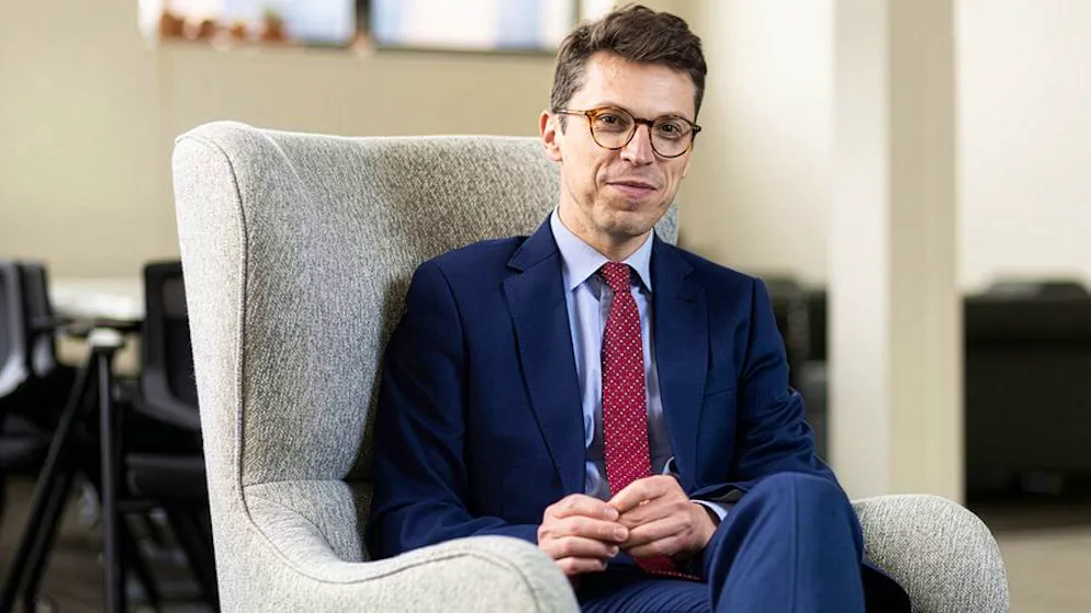 Rätsel um verschwundene oder gestorbene Expert*innen in den USA. Nuno Loureiro wurde in Portugal geboren: Der Physiker hat als Plasma-Experte am Massachusetts Institute of Technology (MIT) gelehrt und war seit 2024 Direktor des MIT Plasma Science and Fusion Centers. Er wurde am Abend des 15. Dezember 2025 im Foyer seines Apartments in Brookline, Massachusetts von mehreren Kugeln getroffen und verstirbt am Tag danach im Spital. Sein Tod wird mit einer Schiesserei an der Brown University in Providence, Rhode Island am 13. Dezember in Verbindung gebracht: Der mutmassliche Täter Cláudio Valente richtet sich am 16. Dezember selbst.