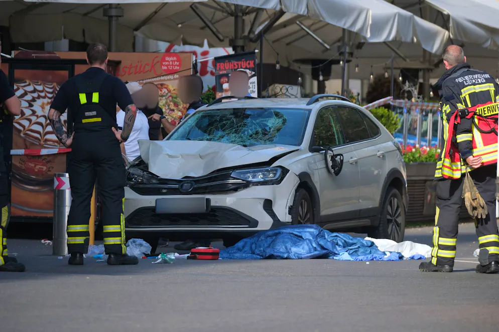 Auto sulla folla a Lipsia. Il sindaco di Lipsia, Burkhard Jung, ha annunciato che il conducente dell'auto lanciata sui pedoni è stato arrestato.