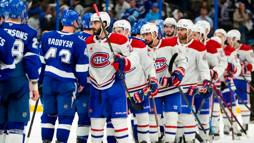 Die Spieler der Montreal Canadiens nehmen die Gratulationen für den Sieg in der Playoff-Serie gegen die Tampa Bay Lightning entgegen.