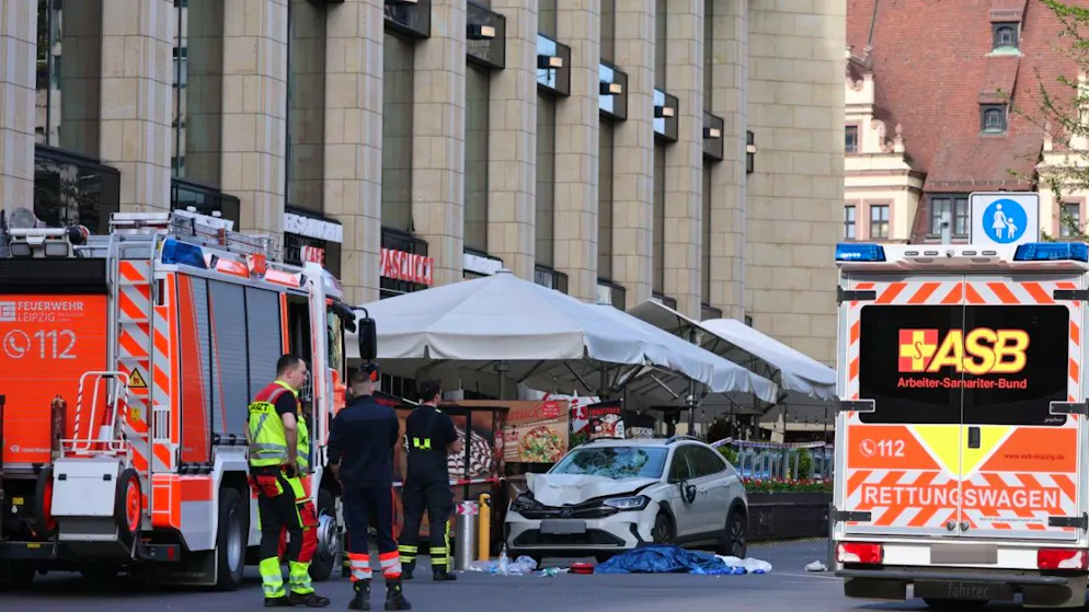 Rettungskräfte stehen an der Stelle, wo ein Auto in Leipzig in eine Menschengruppe gefahren ist. Foto: Jan Woitas/dpa