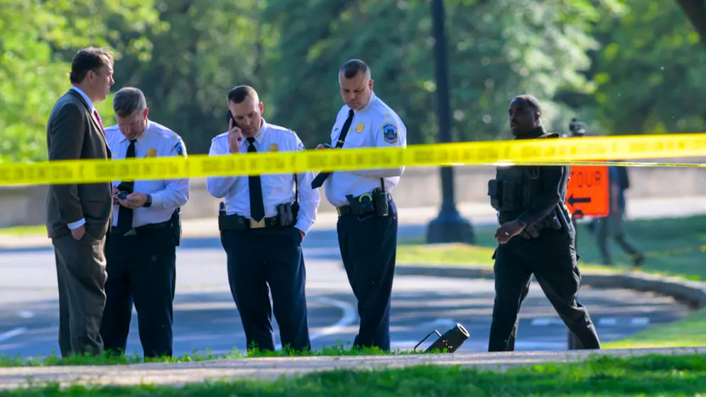 dpatopbilder – Beamte des Metropolitan Police Department reagieren, nachdem eine Person in der Nähe des Washington Monuments in Washington von den Ordnungskräften angeschossen wurde. Foto: Rod Lamkey/AP/dpa