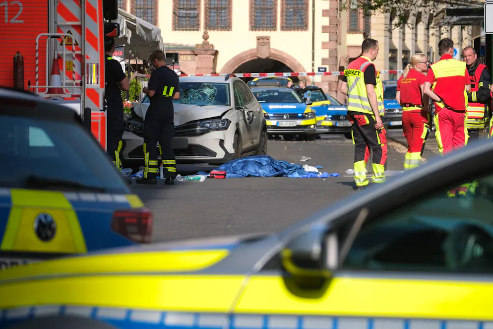 Auto sulla folla a Lipsia. Non è ancora chiara la dinamica dell'episodio.