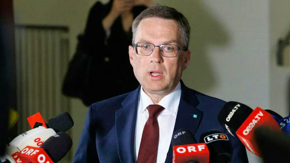August Wöginger, Fraktionschef der konservativen österreichischen Kanzlerpartei, spricht nach der Urteilsverkündung mit Journalisten. Foto: Fotokerschi.At/Florian Reisinger/APA/dpa