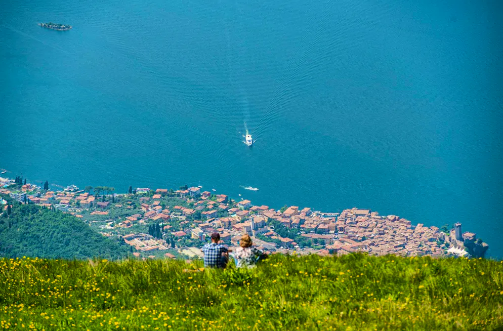 A rare natural spectacle has occurred on Lake Garda.