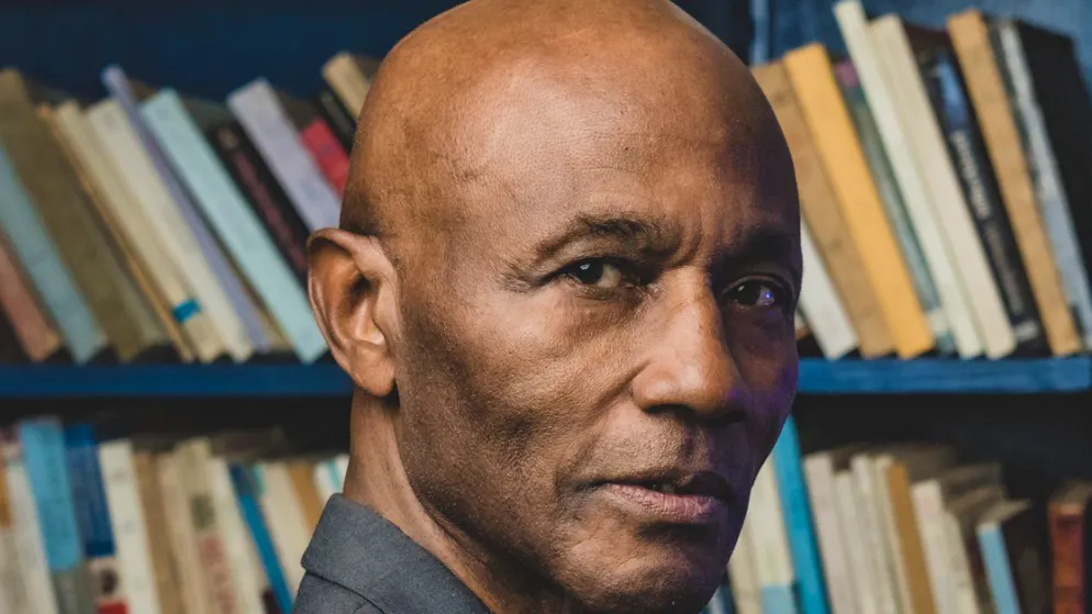Jean-Raoul Austin de Drouillard wurde in Haiti geboren und kam als Kind unter tragischen Umständen in die Schweiz. In seinem autofiktionalen Roman «Im falschen Leben» erzählt er vom schwierigen Erwachsenwerden in der Schweiz, vom Weg eines Träumers aus seinem Trauma.