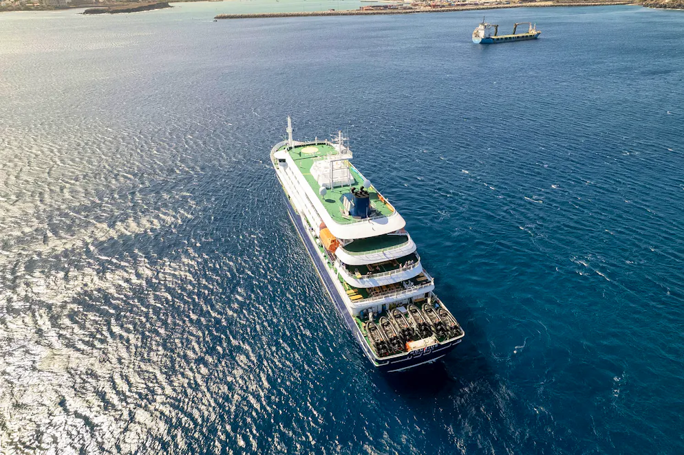 Deux résidents de Singapour qui se trouvaient à bord du navire de croisière touché par l'hantavirus ont été placés à l'isolement dans leur pays dans l’attente des résultats de leurs tests pour cette rare maladie respiratoire, a annoncé jeudi le Centre national des maladies infectieuses (CDA) de Singapour.