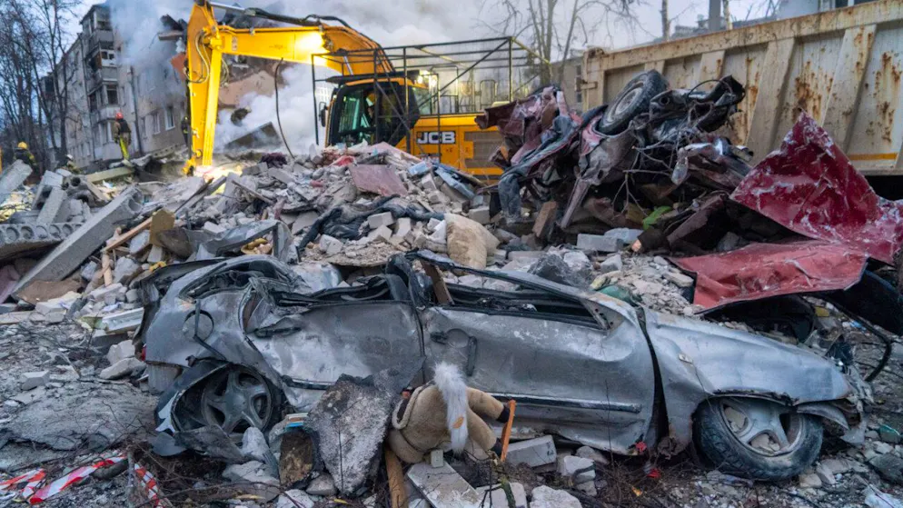 ARCHIV – Rettungskräfte räumen die Trümmer eines Wohnhauses nach einem russischen Raketenangriff in Charkiw (Archivbild). Foto: Andrii Marienko/AP/dpa
