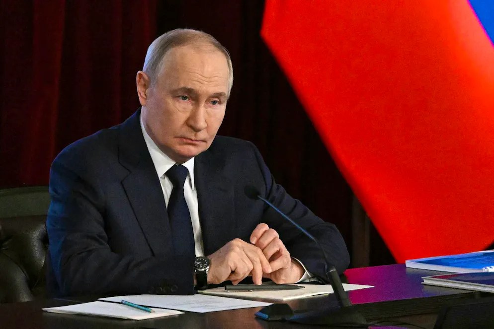 Vladimir Putin si starebbe isolando sempre di più.